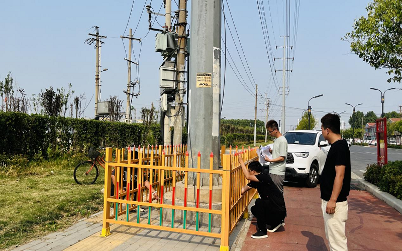 圖為審計人員對照竣工圖紙對建設(shè)項目進行現(xiàn)場審核.png